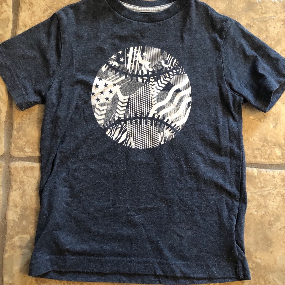 Boys Old navy tee shirt size 6/7.
